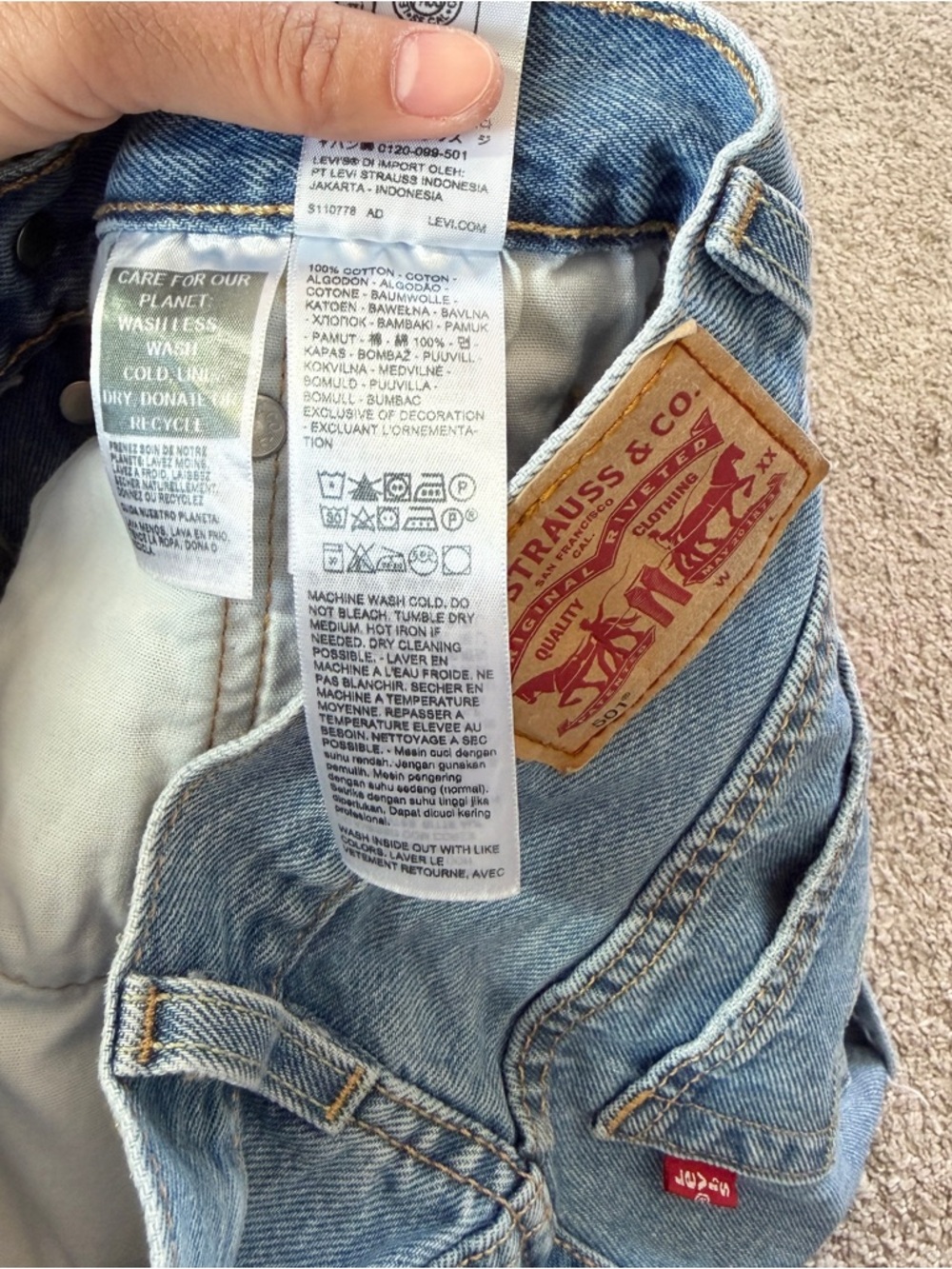 Levi’s Women’s 501 Original Fit High Rise Jean Short Distressed in Med Wash 24 - Picture 6 of 11